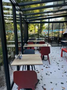 Holiday Siesta Pensjonat, Domki餐厅或其他用餐的地方