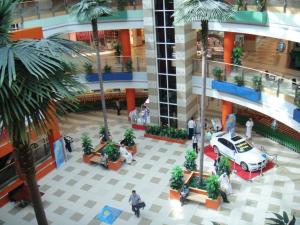 einen Blick über ein Einkaufszentrum mit Auto in der Unterkunft L'Arabia Hotel Apartments in Abu Dhabi