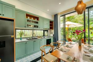 Η κουζίνα ή μικρή κουζίνα στο May Villa Hoi An-4Brs