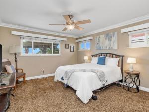Ένα ή περισσότερα κρεβάτια σε δωμάτιο στο Beachtown Bella 2 bed Ocean View
