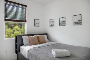 une chambre blanche avec un lit et une fenêtre dans l'établissement Better Two-Gether 2-bed 2,5-bath, à Oceanside