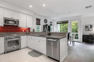 une cuisine avec des armoires blanches et un comptoir dans l'établissement Better Two-Gether 2-bed 2,5-bath, à Oceanside