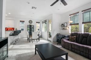 un salon avec un canapé et une table dans l'établissement Better Two-Gether 2-bed 2,5-bath, à Oceanside