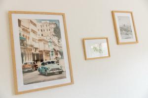 un groupe de trois images accrochées à un mur dans l'établissement Großzügiges Wohlfühlhaus zwischen Stadt & Meer, à Hinte