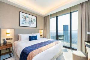CitiHome - 2BR at Address Opera in Downtown في دبي: غرفة فندقية بها سرير ونافذة كبيرة +56 صورة