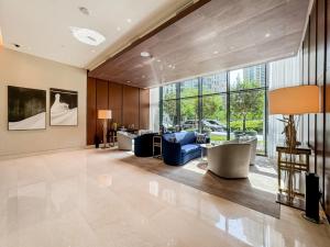 CitiHome - 2BR at Address Opera in Downtown في دبي: ردهة بها أرائك وكراسي في مبنى