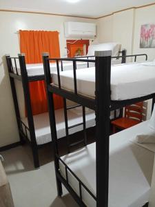 Postel nebo postele na pokoji v ubytování Downtown Suites