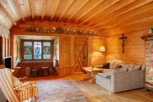 a living room with a couch and a table at Ferienunterkünfe Beim Posthalter in Oberammergau