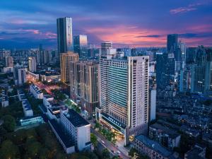 长沙长沙荔高尊享酒店(五一广场迎宾路口地铁站店)的城市天际线,夜晚有很多高楼