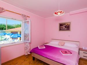 una camera da letto rosa con un letto e una finestra di Villa Mateo - 3 Bed Apt with Terrace&Private Pool a Vodovada Altre 39 foto