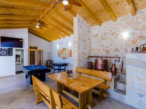 una sala da pranzo con tavolo e una pallina da ping pong di Villa Mateo - 3 Bed Apt with Terrace&Private Pool a Vodovada