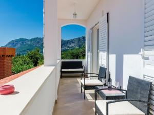balcone con sedie e vista sulle montagne. di Villa Mateo - 3 Bed Apt with Terrace&Private Pool a Vodovada