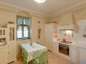 una cucina con tavolo e tovaglia; di Farmhouse in Draz for 6 people a Draž