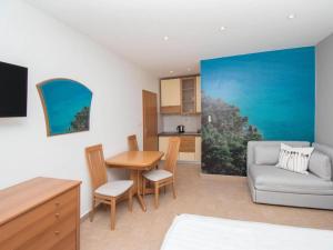 uma sala de estar com um sofá e uma mesa em Apartments Antonio - Studio with Balcony 2 1 - 5 em Tučepi