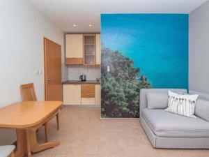 uma sala de estar com um sofá e uma mesa em Apartments Antonio - Studio with Balcony 2 1 - 5 em Tučepi mais 4 fotografias