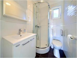 クルクにあるVilla Isabella - Four Bedroom Villa with Swimming Poolのシャワー、洗面台、トイレ付きのバスルーム +17枚の写真