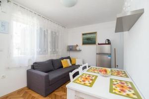 スペタルにあるApartments Natasa- One Bedroom Apartment with Terrace A2 - STのソファとテーブルのあるリビングルーム +6枚の写真