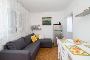 スペタルにあるApartments Natasa- One Bedroom Apartment with Terrace A2 - STのソファとテーブルのあるリビングルーム