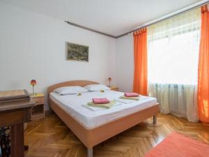 スペタルにあるApartments Natasa- One Bedroom Apartment with Terrace A2 - STの大きなベッドとピアノのある寝室