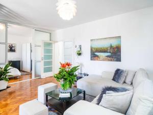 un salon avec un canapé blanc et une table dans l'établissement Apartments & Rooms Mara & Petrunjela - Two Bedroom Apartment with Terrace and Sea View, à Cavtat