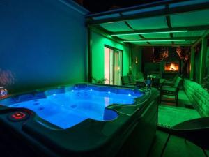 Bazén v ubytování Apartment Boris ST - Two Bedroom Apartment with Terrace and Jacuzzi nebo v jeho okolí