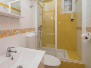 une salle de bains avec douche, lavabo et toilettes dans l'établissement Apartments Antonio - Studio with Balcony 2, à Tučepi