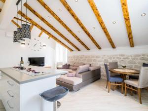 eine Küche und ein Wohnzimmer mit einer Couch und einem Tisch in der Unterkunft Villa Ro-Ma - Three Bedroom Villa with Terrace and Sea View in Slano