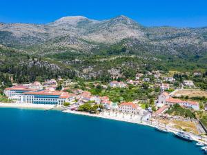 eine Luftaufnahme einer Stadt am Wasser in der Unterkunft Villa Ro-Ma - Three Bedroom Villa with Terrace and Sea View in Slano