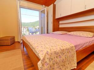 Ένα ή περισσότερα κρεβάτια σε δωμάτιο στο Apartments Peselj-Studio Apartment with Balcony and Sea View 1