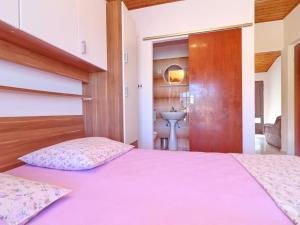 Ένα ή περισσότερα κρεβάτια σε δωμάτιο στο Apartments Peselj-Studio Apartment with Balcony and Sea View 1 +8 φωτογραφίες