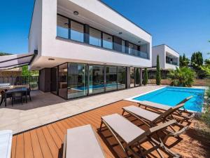 Piscina de la sau aproape de Villa Alpha - Four Bedroom Villa with Swimming Pool
