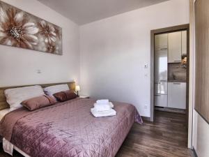Ένα ή περισσότερα κρεβάτια σε δωμάτιο στο Apartments Victoria - One Bedroom Apartment with Terrace and Sea View A1