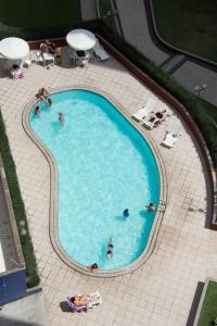 an overhead view of a swimming pool with people in it at Porto de Iracema Vista Mar in Fortaleza