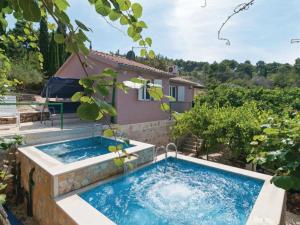 una piscina en el patio trasero de una casa en Holiday Home Blossom - Four Bedroom Holiday Home with Outdoor Pool and Jacuzzi - ST, en Supetar