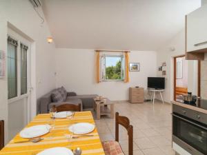 Una cocina y una sala de estar con mesa y sillas. en Holiday Home Blossom - Four Bedroom Holiday Home with Outdoor Pool and Jacuzzi - ST, en Supetar
