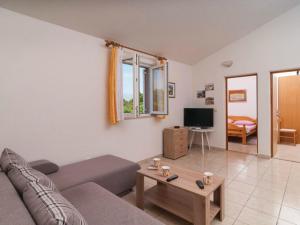 una sala de estar con un sofá y una mesa en Holiday Home Blossom - Four Bedroom Holiday Home with Outdoor Pool and Jacuzzi - ST, en Supetar