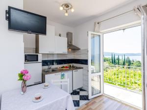 Kuchyň nebo kuchyňský kout v ubytování Apartments Cypress Sea Cove - Premium Studio Apartment with Balcony and Sea View A2
