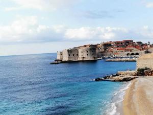 Apartments Pojko - One-Bedroom Apartment with Terrace Yellow في دوبروفنيك: منظر لمدينة على شاطئ البحر مع المحيط +23 صورة