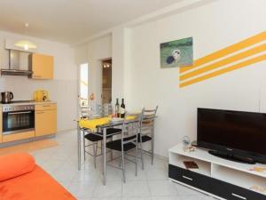 Apartments Pojko - One-Bedroom Apartment with Terrace Yellow في دوبروفنيك: غرفة معيشة مع طاولة طعام ومطبخ