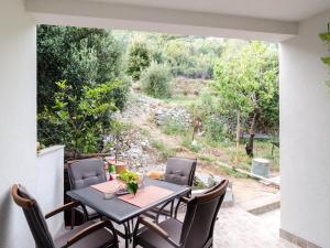 スラノにあるApartment Giovani - Two Bedroom Apartment with Balcony and Sea Viewの眺めの良いパティオ(テーブル、椅子付)