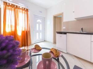 eine Küche mit einem Tisch mit Tellern voller Essen darauf in der Unterkunft Villa Dundo Pero - Four Bedroom Villa with Swimming Pool and Sea View in Babino Polje