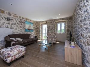 ein Wohnzimmer mit Sofa und Tisch in der Unterkunft Villa Dundo Pero - Four Bedroom Villa with Swimming Pool and Sea View in Babino Polje