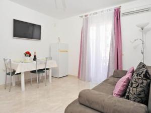 Posezení v ubytování Apartments Lenka - One Bedroom Apartment with Balcony and garden View A2