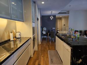 A cozinha ou kitchenette de City Vibe Oasis St Mary Pavilion KLCC 3Bed6pax