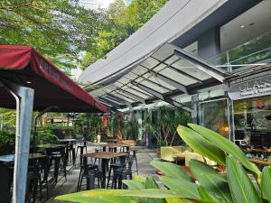 Restaurace v ubytování City Vibe Oasis St Mary Pavilion KLCC 3Bed6pax