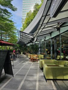 Um restaurante ou outro lugar para comer em City Vibe Oasis St Mary Pavilion KLCC 3Bed6pax