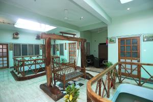 una sala de estar con un columpio en una habitación en Super Collection-O Sara Grand Near Ram Manohar Lohia hospital, en Lucknow