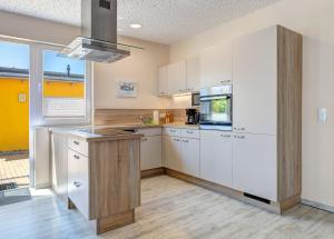 Kuchyň nebo kuchyňský kout v ubytování Ferienhaus Meinholdstraße 46 2 mit 5 Schlafzimmern, Privater Sauna, Kamin, ca 500m vom Strand