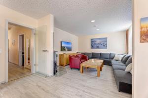 Posezení v ubytování Ferienhaus Meinholdstraße 46 2 mit 5 Schlafzimmern, Privater Sauna, Kamin, ca 500m vom Strand