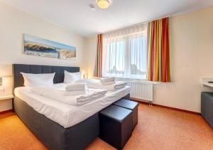 Postel nebo postele na pokoji v ubytování Ferienhaus Meinholdstraße 46 2 mit 5 Schlafzimmern, Privater Sauna, Kamin, ca 500m vom Strand